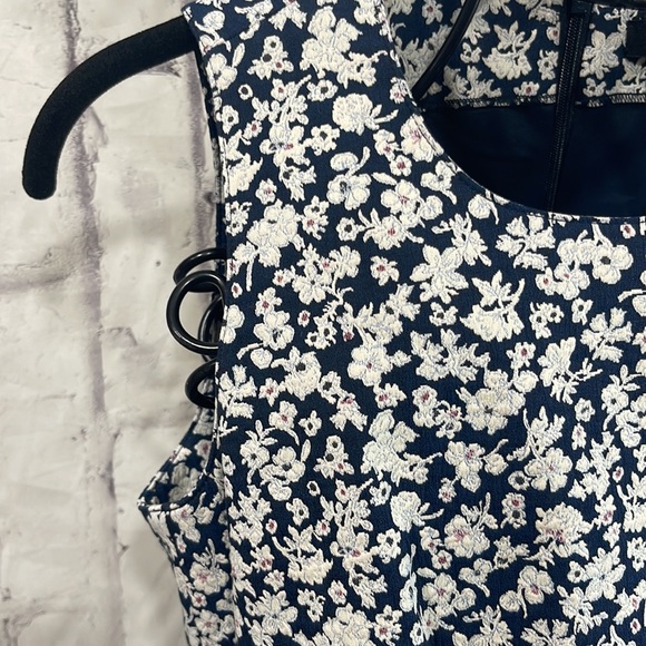 Worth New York Floral Sheath Dress Fully Lined Sleeveless Back Zip Scoop Neck - Picture 3 of 11